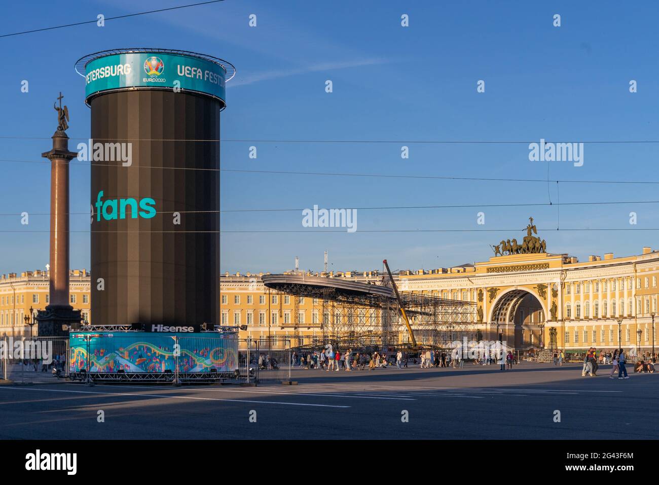 Immense tube extérieur rond avec écran sur la surface établi pour présenter le championnat de l'uefa euro 2020, Saint-Pétersbourg, Russie Banque D'Images