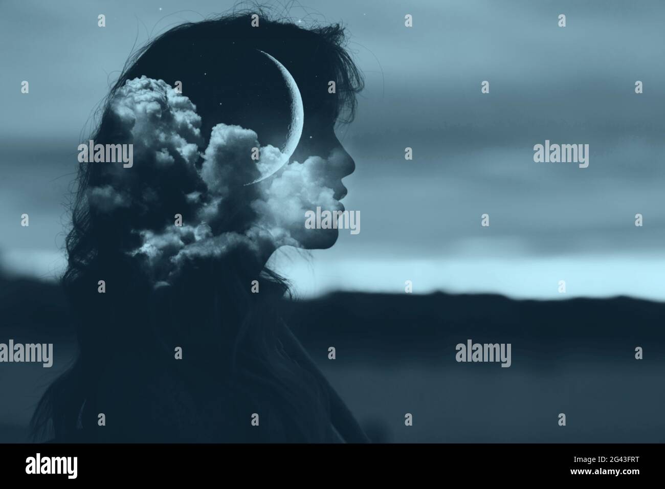 Portrait de silhouette de femme avec lune et nuages dans sa tête. Psychologie et cycle menstruel concept. Banque D'Images