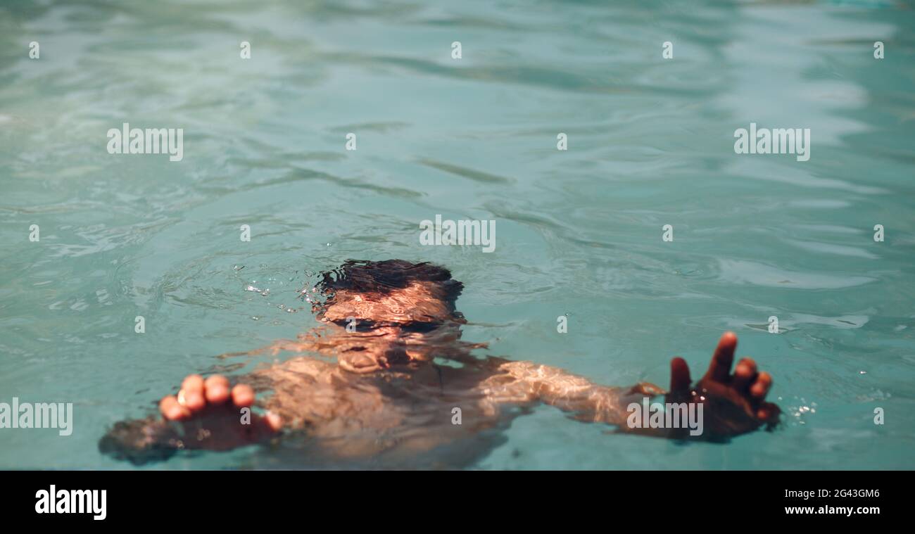 L'homme se noyade dans l'eau. Concept de natation de sécurité. Banque D'Images