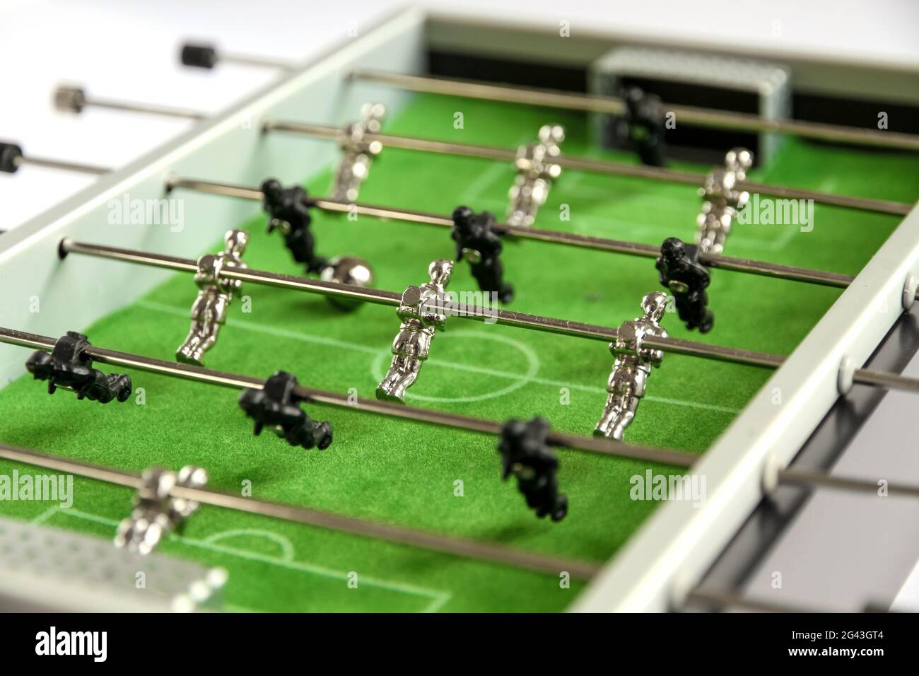 Table Babyfoot isolée sur fond blanc Banque D'Images