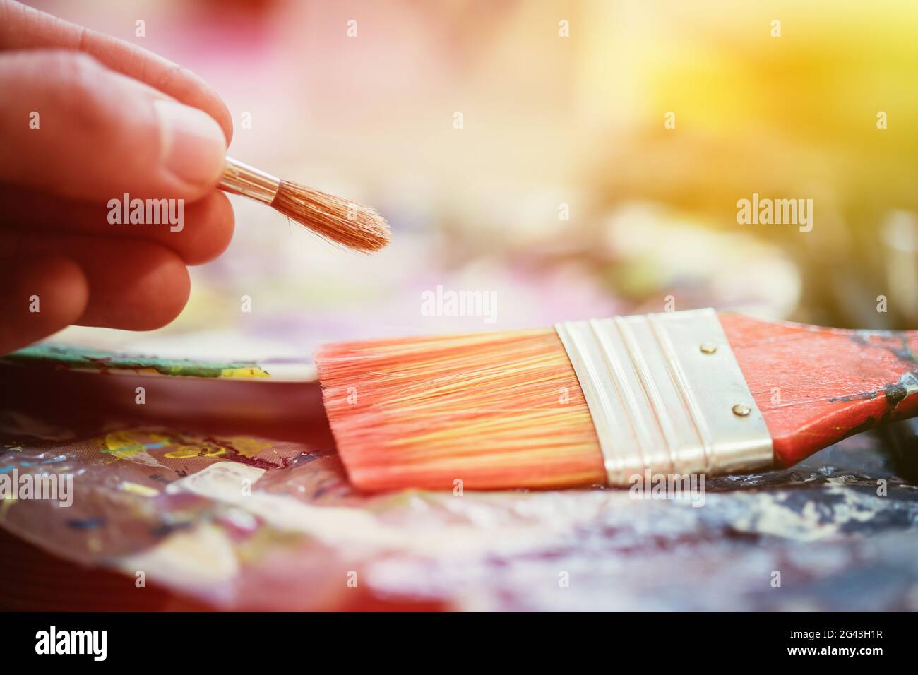 Peinture d'œuvres d'art : peignez des pinceaux sur un arrière-plan de peinture Banque D'Images