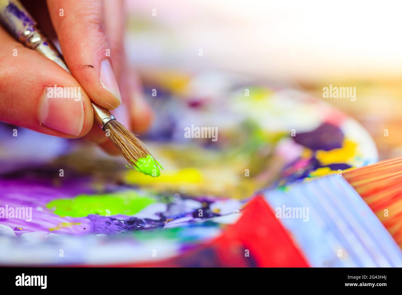 Peinture d'œuvres d'art : peignez des pinceaux sur un arrière-plan de peinture Banque D'Images