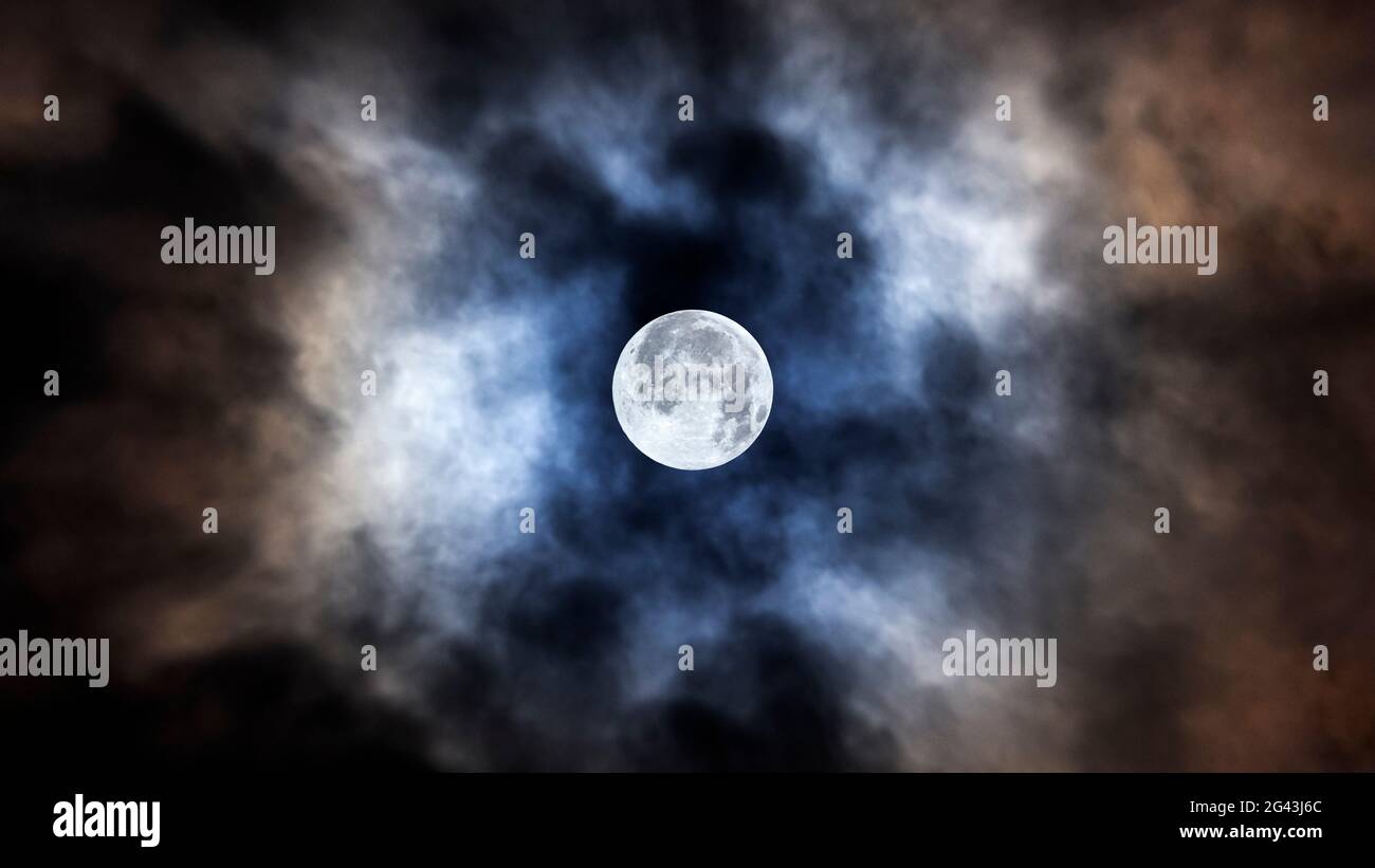 La Lune entre les nuages Banque D'Images