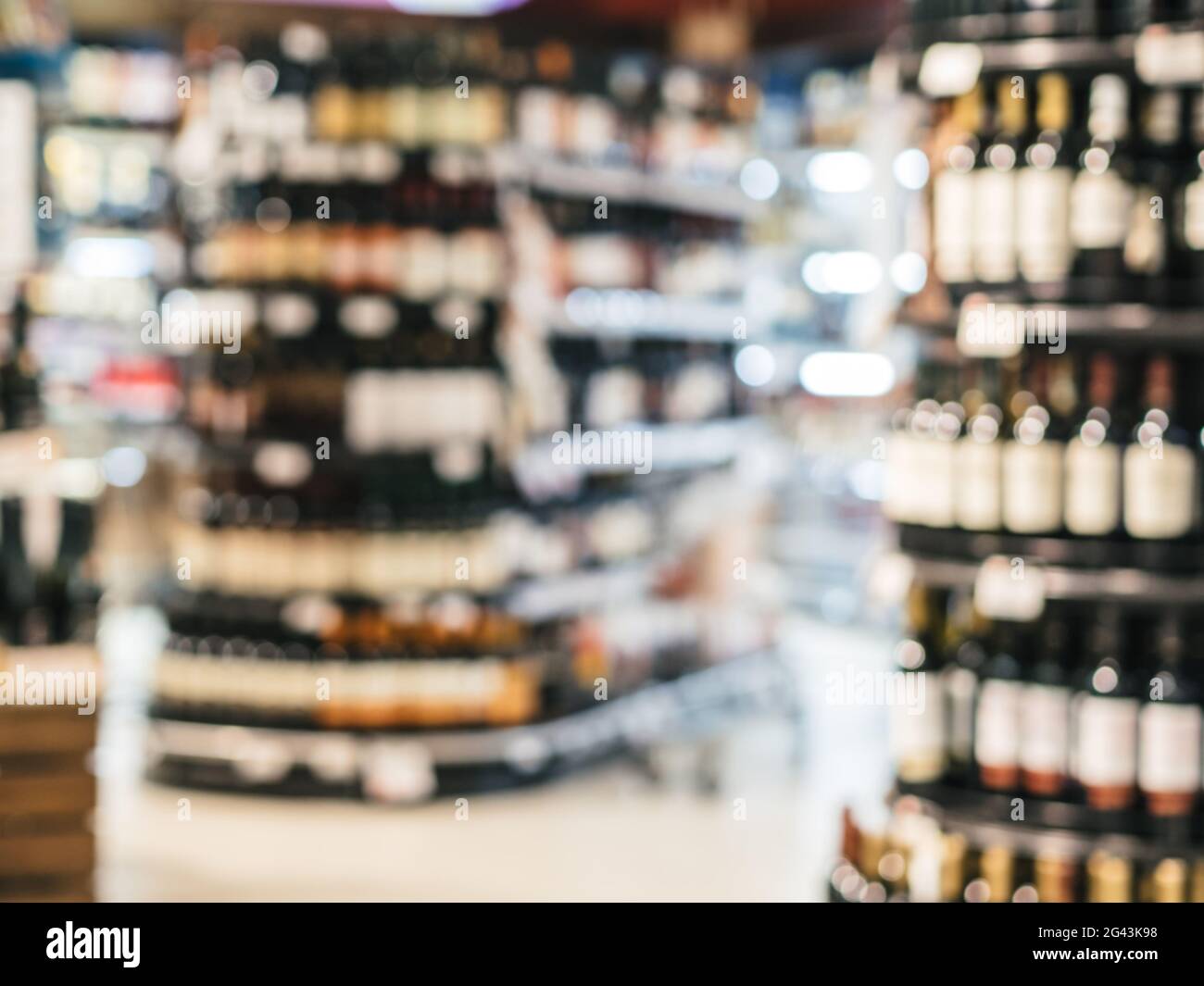 Résumé étagères de supermarché floues avec alcool, bouteilles de vin Banque D'Images