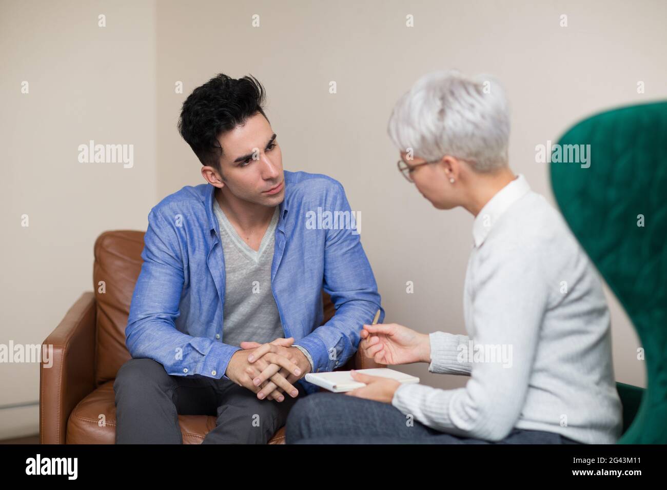 Consultation des young male patient sur réception pour psychologue. Les problèmes de famille Banque D'Images