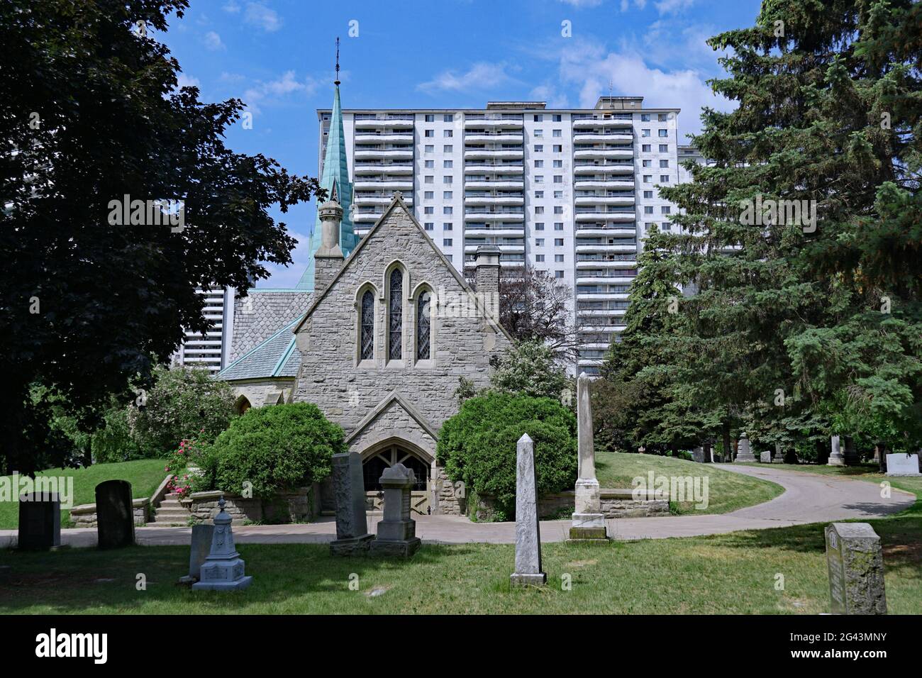Une chapelle gothique victorienne, St. James The Less, construite en 1860 dans ce qui était une zone rurale, est maintenant entourée d'immeubles d'appartements modernes à Toronto Banque D'Images