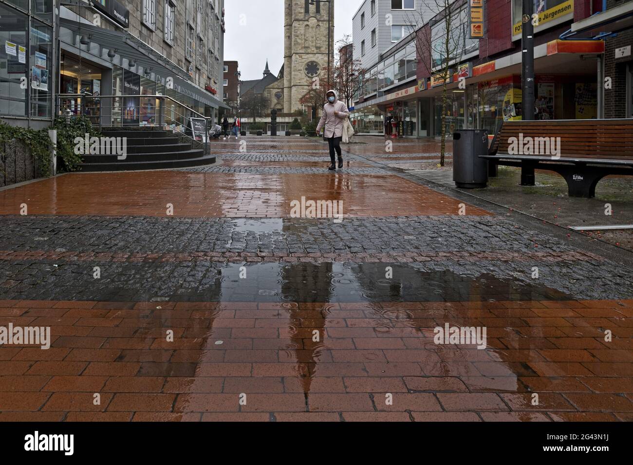 Pluie dans la zone piétonne pendant la pandémie de corona, centre-ville, Castrop-Rauxel, Allemagne, Europe Banque D'Images