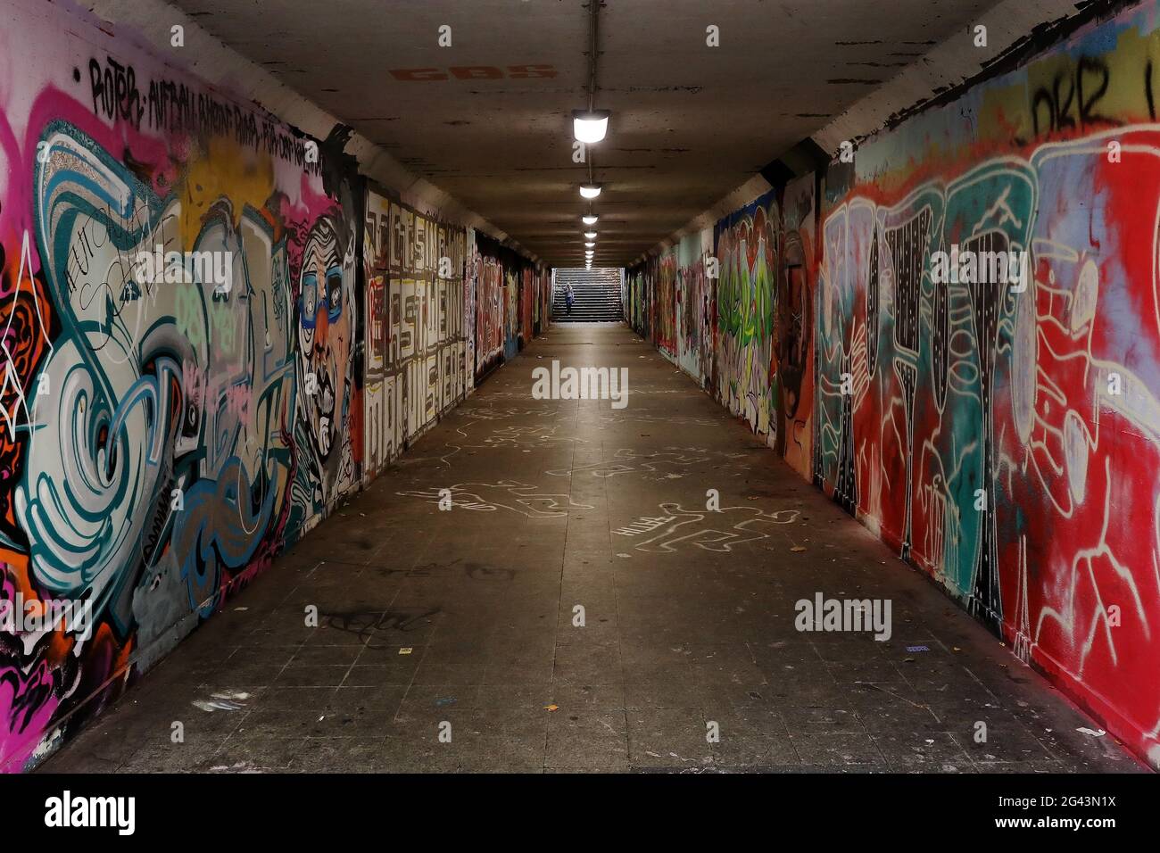Tunnel piétonnier menaçant, sale et long avec graffiti, Bochum, Ruhr, Allemagne, Europe Banque D'Images