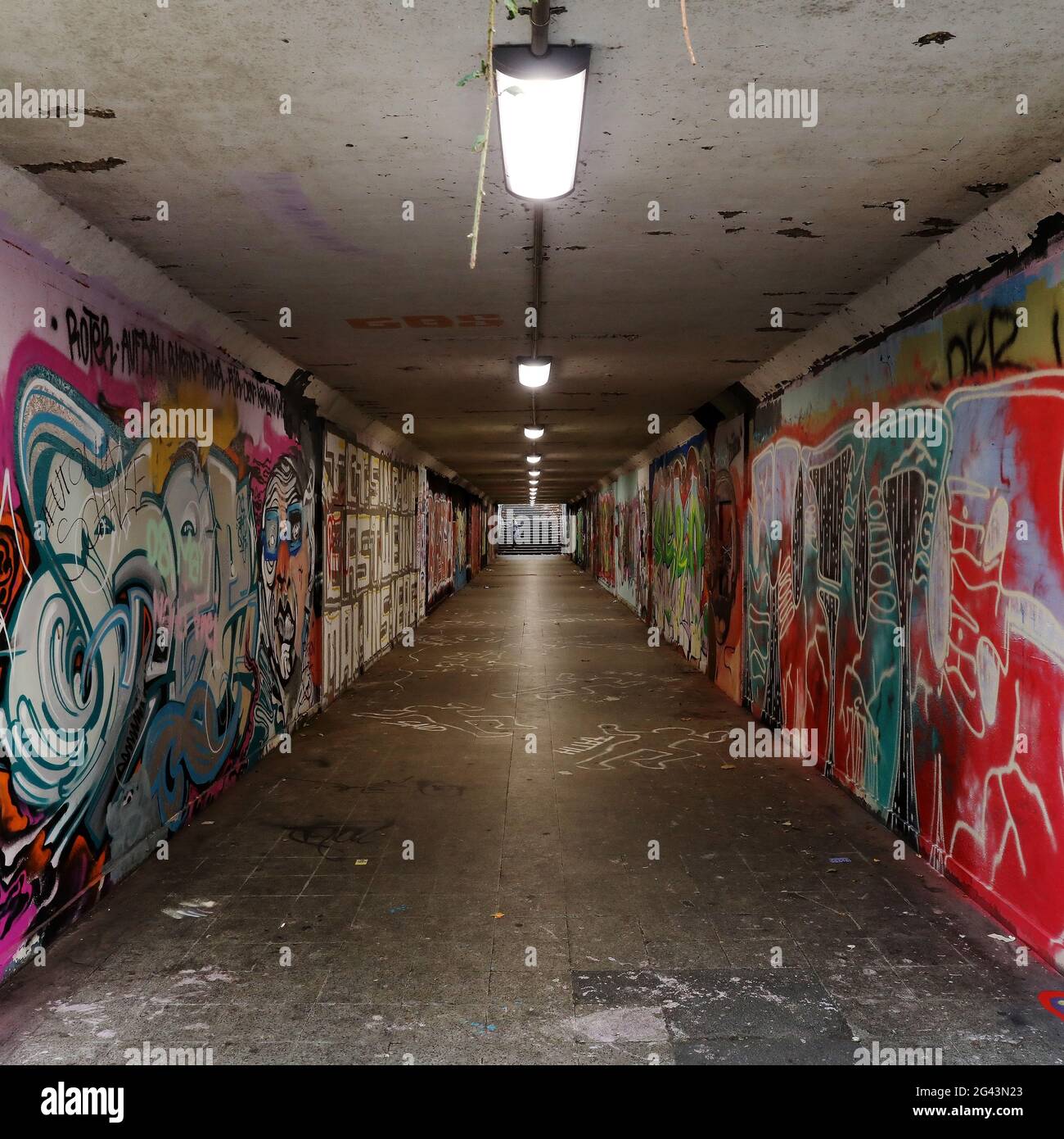 Tunnel piétonnier menaçant, sale et long avec graffiti, Bochum, Ruhr, Allemagne, Europe Banque D'Images