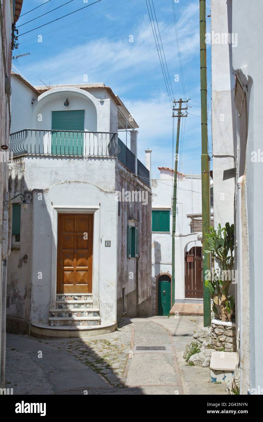 Rues de village avec maisons blanches à Anacapri, Capri, Italie Banque D'Images