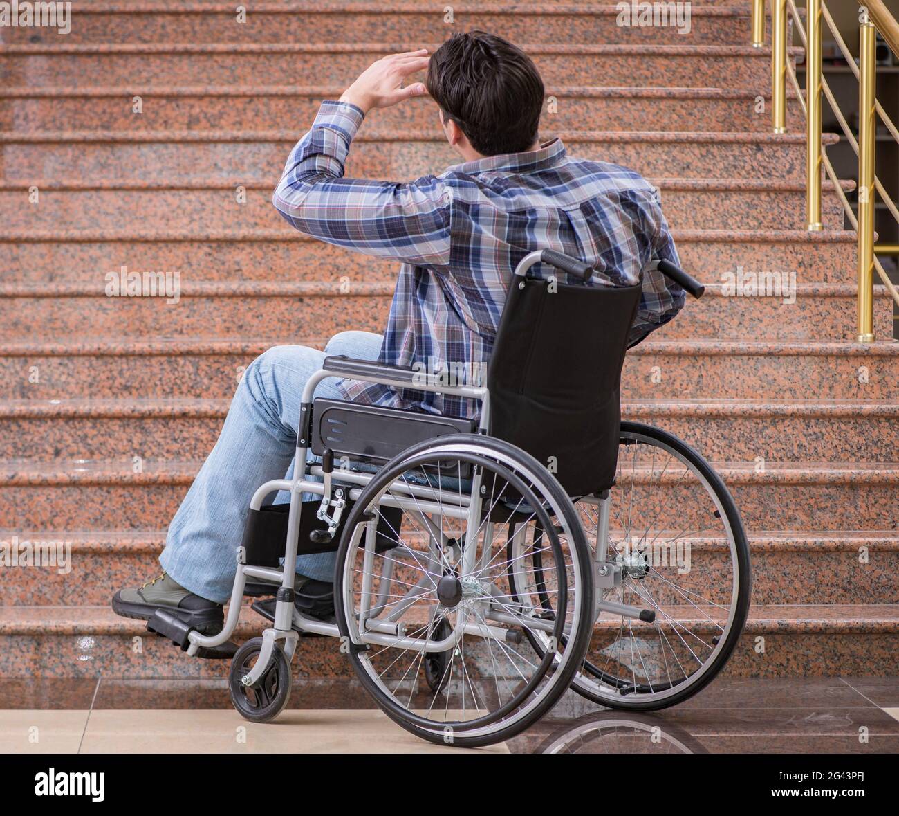 Homme handicapé en fauteuil roulant sur des problèmes avec des escaliers Banque D'Images