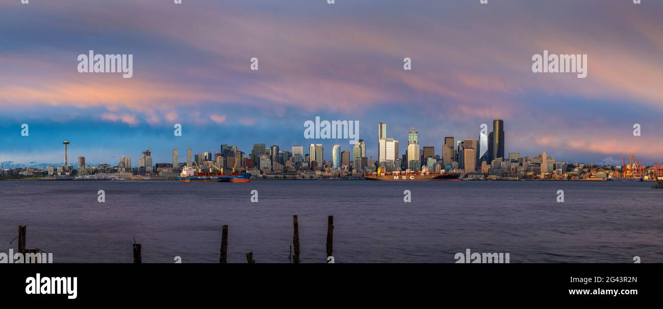 Horizon de la ville avec gratte-ciel et Elliott Bay, Seattle, Washington, États-Unis Banque D'Images