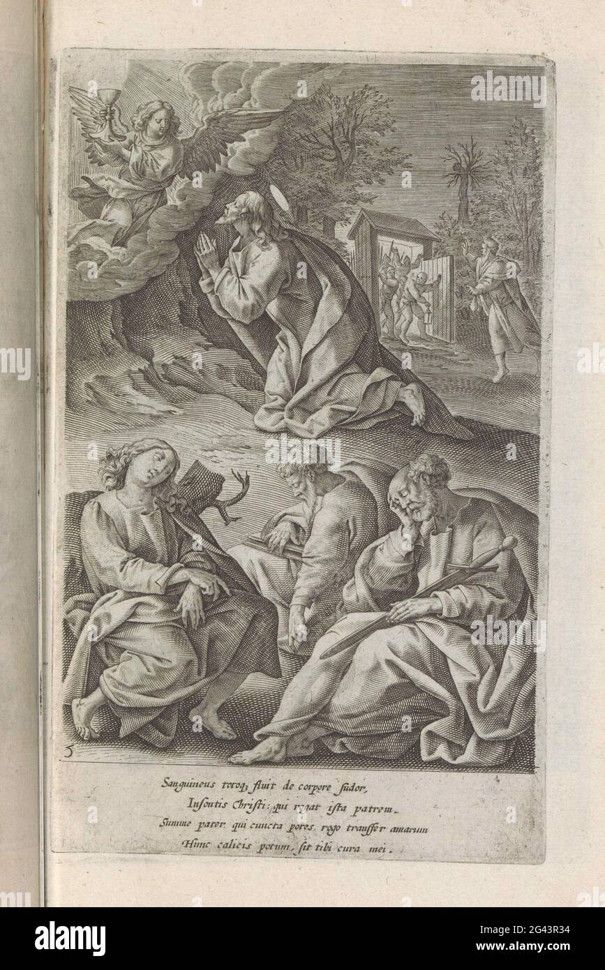 Christ dans la cour de Getemane; vie et passion du Christ; Thesaurus Novi Testamenti Elegantissimis Iconibus Expressus Continens Historias Atque Miracula Doni Nostri Iesu Christi. Le Christ prie dans la cour de Getemane. Un ange apparaît du ciel avec un calice. Petrus, Johannes et Jacobus dorment au premier plan. En arrière-plan, Judas mène un groupe de soldats à travers la porte intérieure. Sous le spectacle un verset de quatre lignes en latin. Cette impression fait partie d'un album. Banque D'Images