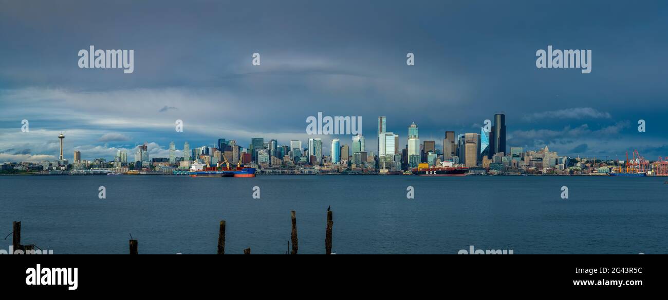 Horizon de la ville avec gratte-ciel et Elliott Bay, Seattle, Washington, États-Unis Banque D'Images