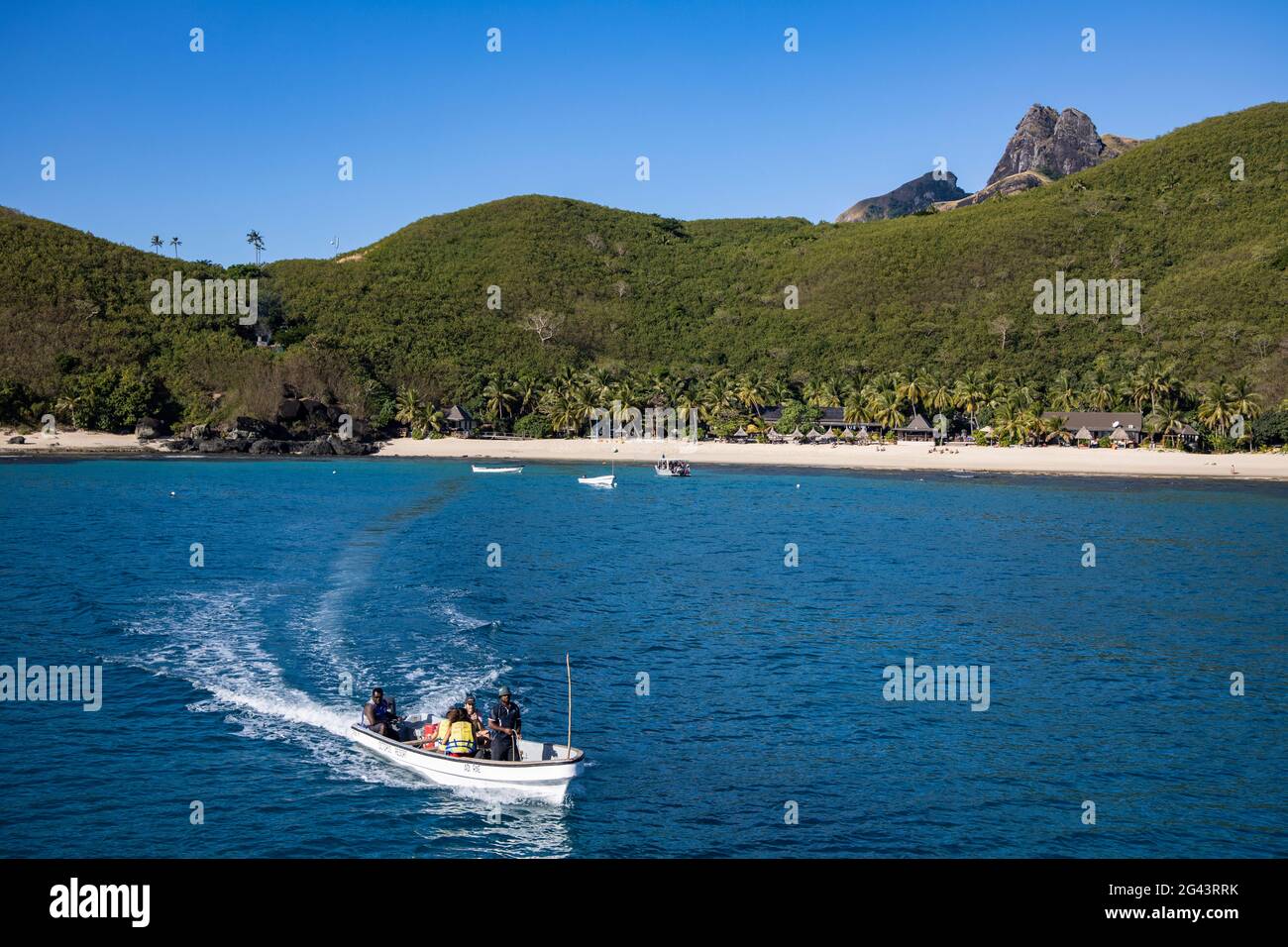 Transfert en bateau local de l'île au catamaran Yasawa Flyer II (croisières en mer du Sud), île Waya, Groupe Yasawa, îles Fidji, Pacifique Sud Banque D'Images
