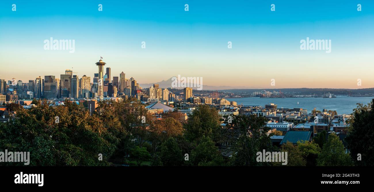 Horizon de Seattle avec Mt. Rainier en arrière-plan, Washington, États-Unis Banque D'Images