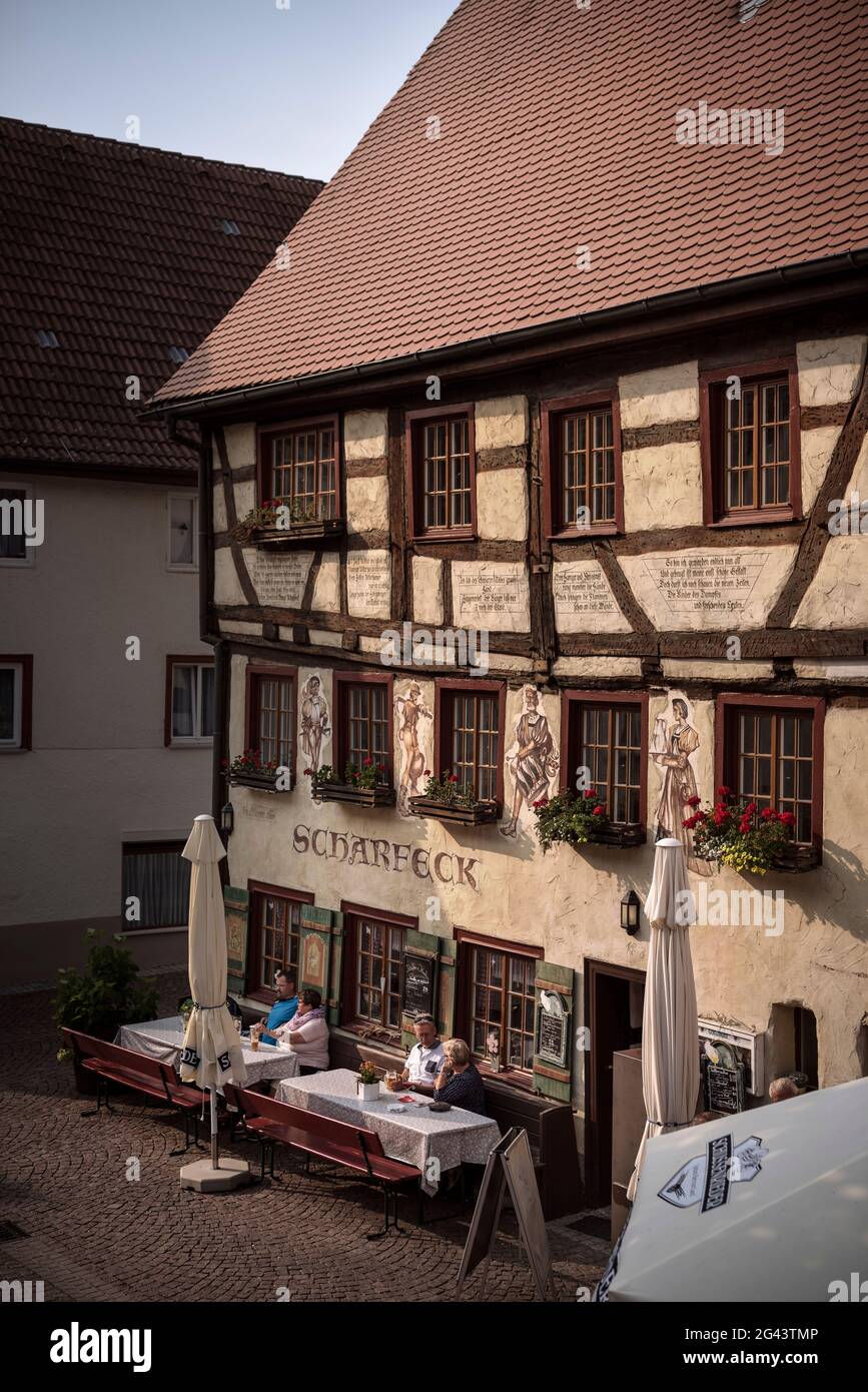 Vous pourrez vous asseoir à l'extérieur du restaurant historique "Scharfeck" de Fridingen an der Donau, dans le Bade-Wurtemberg, en Allemagne Banque D'Images Vous pourrez vous asseoir à l'extérieur du restaurant historique "Scharfeck" de Fridingen an der Donau, dans le Bade-Wurtemberg, en Allemagne Banque D'Images