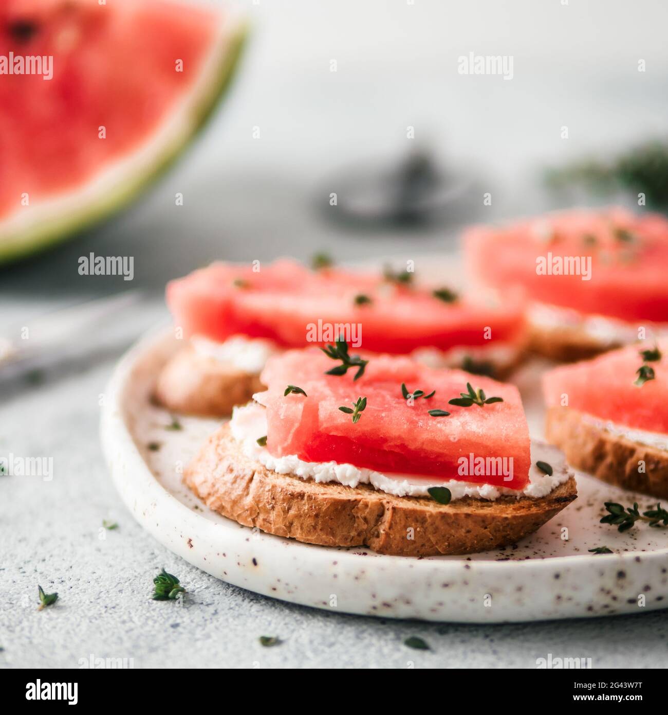 Toasts à la pastèque, au fromage doux et au thym Banque D'Images