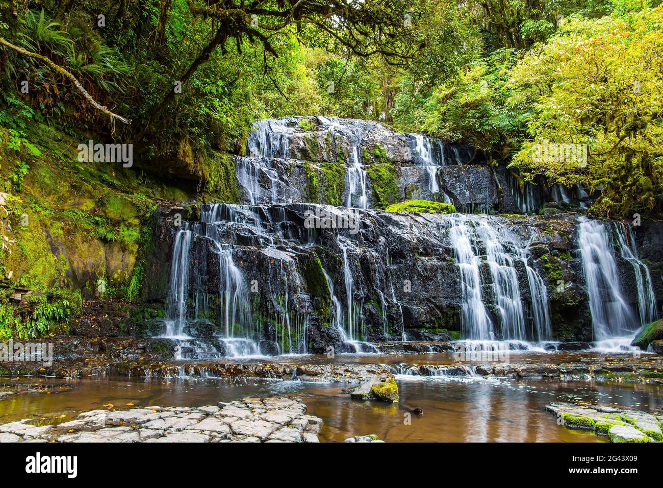 Chutes d'eau au milieu de la forêt verte Banque D'Images