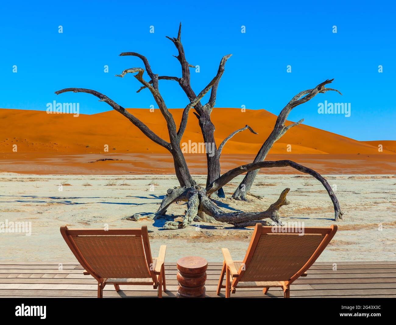 Deux chaises longues en bois pour la détente Banque D'Images