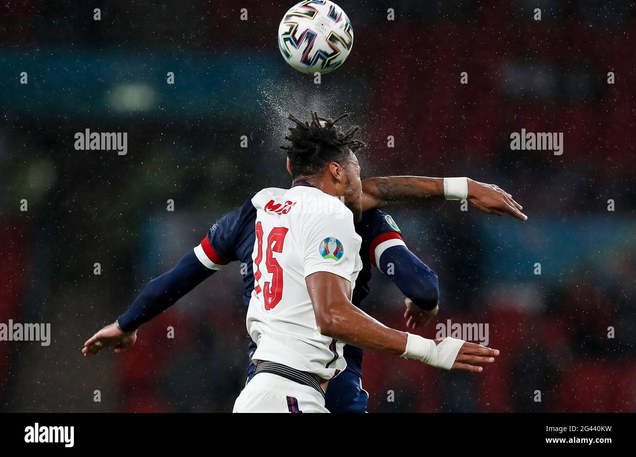 Londres, Royaume-Uni. 18 juin 2021. Le groupe britannique Tyrone Mings (avant) monte en tête lors du match du groupe D entre l'Angleterre et l'Écosse à l'UEFA Euro 2020 à Londres, Royaume-Uni, le 18 juin 2021. Credit: Han Yan/Xinhua/Alay Live News Banque D'Images