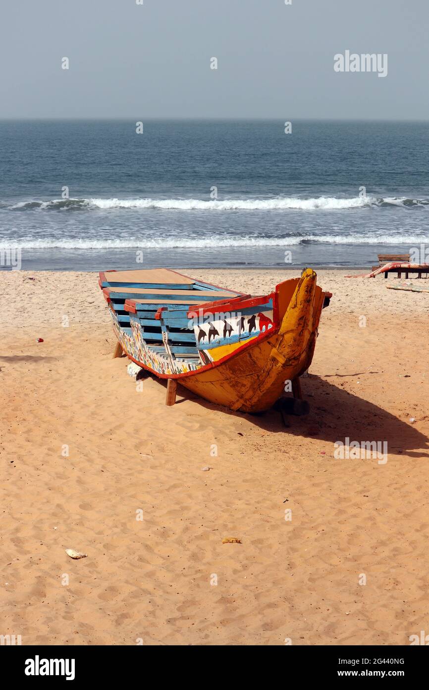 Gambie; région de la capitale Banjul; Kotu Beach près de Serekunda; bateau de pêche peint aux couleurs vives sur la plage Banque D'Images