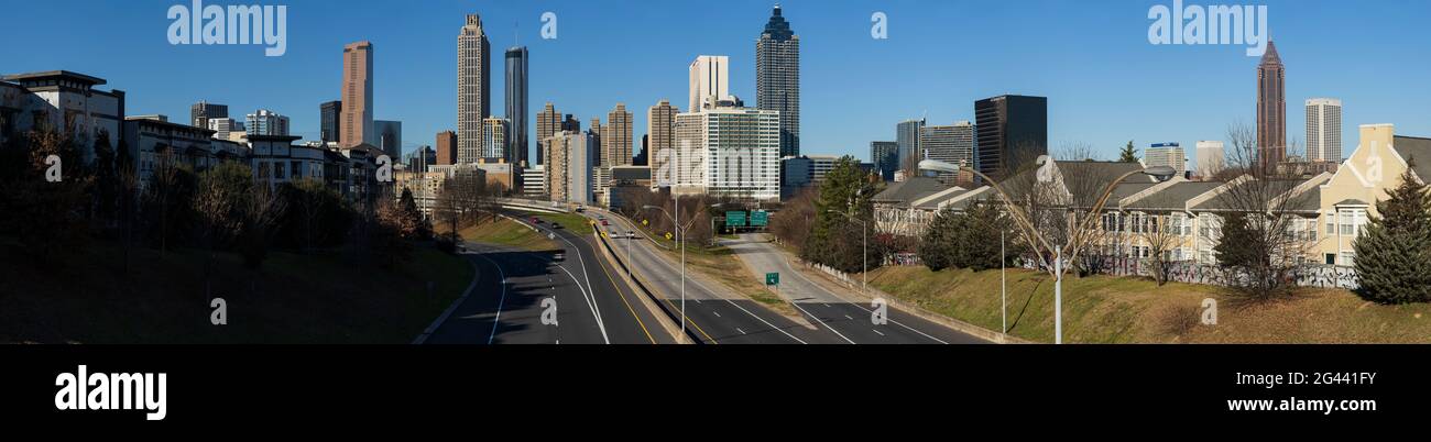 Horizon de la ville avec gratte-ciel et autoroute, Atlanta, Géorgie, États-Unis Banque D'Images