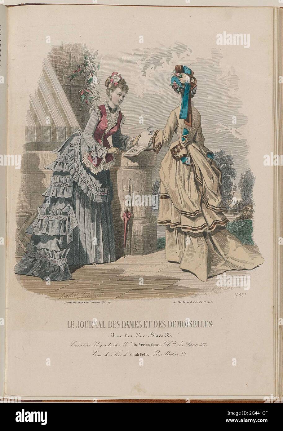 Journal des Dames et des Demoiselles, 15 novembre 1872, n° 1095b. Deux  femmes à l'extérieur. Sur la gauche un caillot gris avec jupe plissée et  tunique. Droite une toilette pour la campagne: