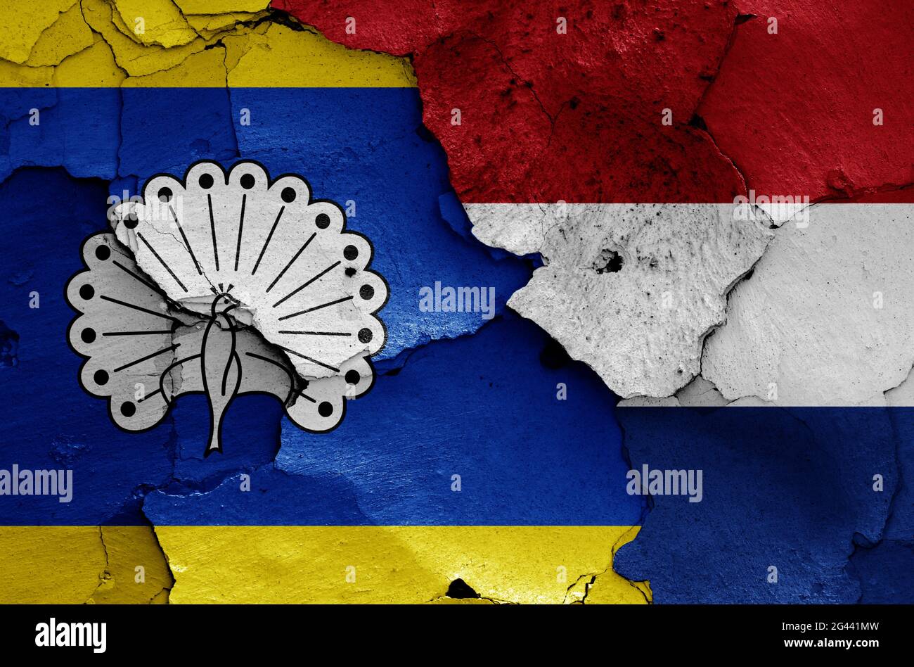 Drapeaux d'Ermelo et des pays-Bas peints sur un mur fissuré Banque D'Images