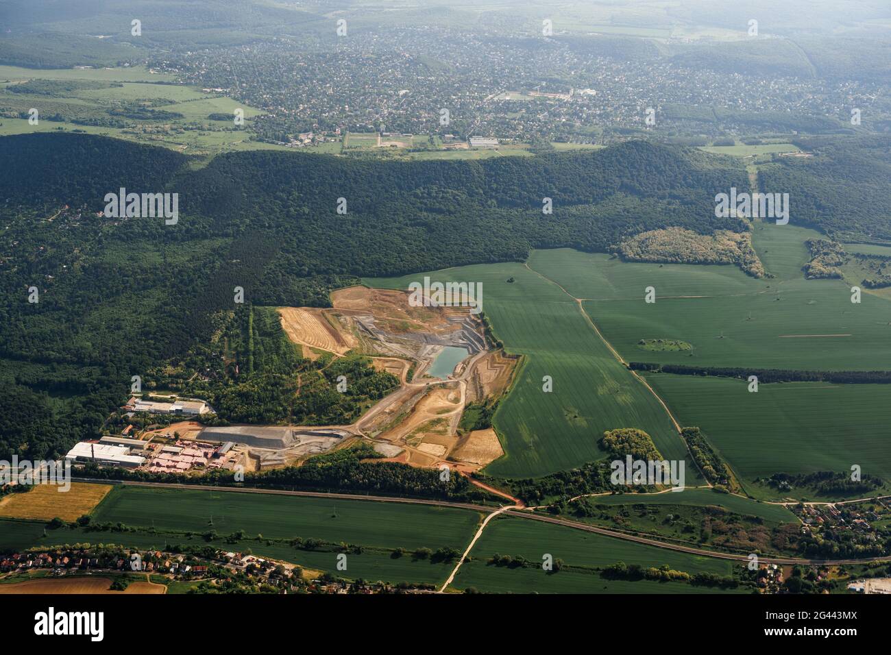 Vue depuis la fenêtre d'avion des plaines vertes et Collines boisées de Budapest Banque D'Images
