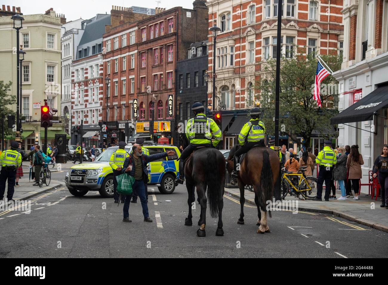 Londres, Royaume-Uni. 18 juin 2021. Un homme vu approcher des officiers montés à long Acre Street, Londres, dans une tentative de séparer les fans rivaux avant le match Euro 2020 Angleterre contre Ecosse.la police assiste en tant que fans rival à Londres avant le match Euro 2020 Angleterre contre Ecosse. (Photo par Dave Rushen/SOPA Images/Sipa USA) crédit: SIPA USA/Alay Live News Banque D'Images