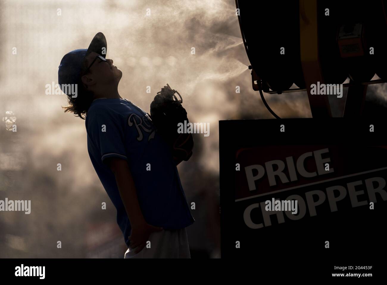 Kansas City, États-Unis. 18 juin 2021. Les fans se rafraîchissez avec des fans brumeux lors d'une journée à 100 degrés avant les Kansas City Royals et le match des Boston Red Sox au stade Kaufman à Kansas City, Missouri, le vendredi 18 juin 2021. Photo de Kyle Rivas/UPI crédit: UPI/Alay Live News Banque D'Images