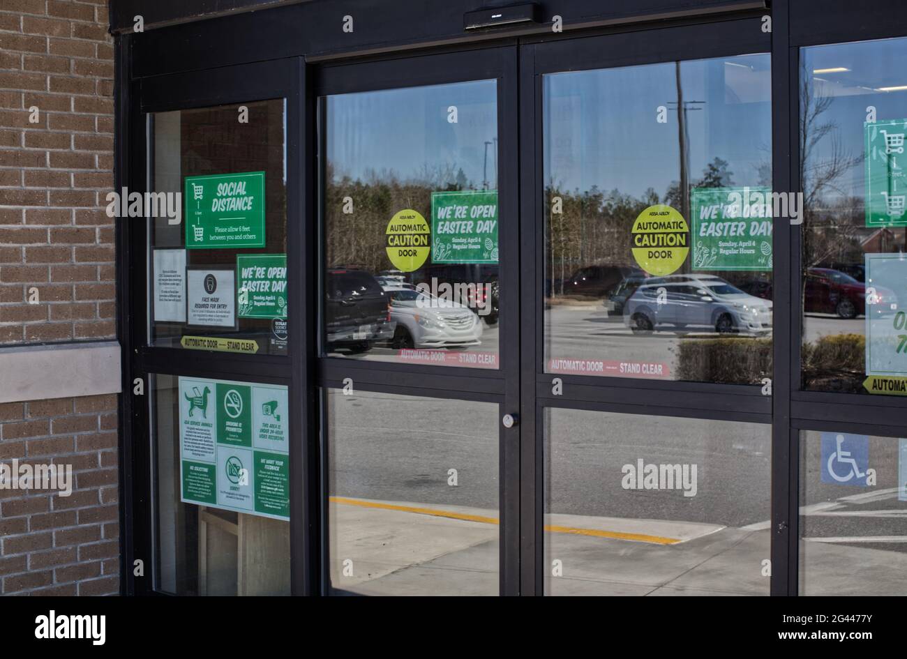 Augusta, GA USA - 03 04 21: Les magasins d'alimentation de détail de pousses d'entrée des panneaux sur les portes Banque D'Images