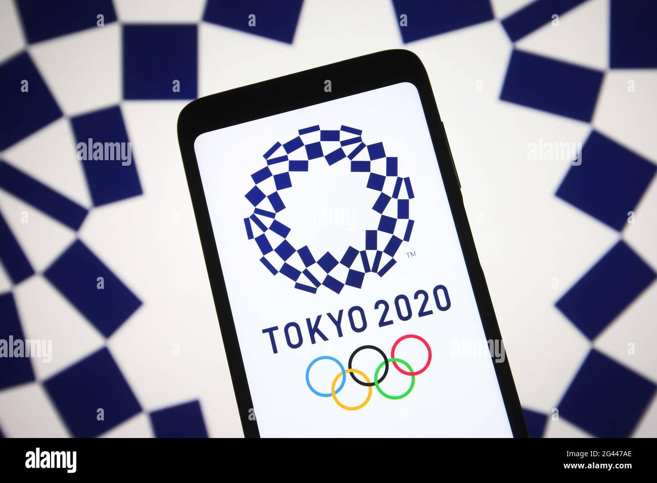 Ukraine. 18 juin 2021. Dans cette illustration, le logo des Jeux Olympiques de Tokyo 2020 (Jeux Olympiques d'été 2020) apparaît sur l'écran d'un smartphone. Les Jeux Olympiques d'été de 2020 devraient avoir lieu dans la capitale japonaise Tokyo du 23 juillet au 8 août, apparemment par les médias. (Photo de Pavlo Gonchar/SOPA Images/Sipa USA) crédit: SIPA USA/Alay Live News Banque D'Images