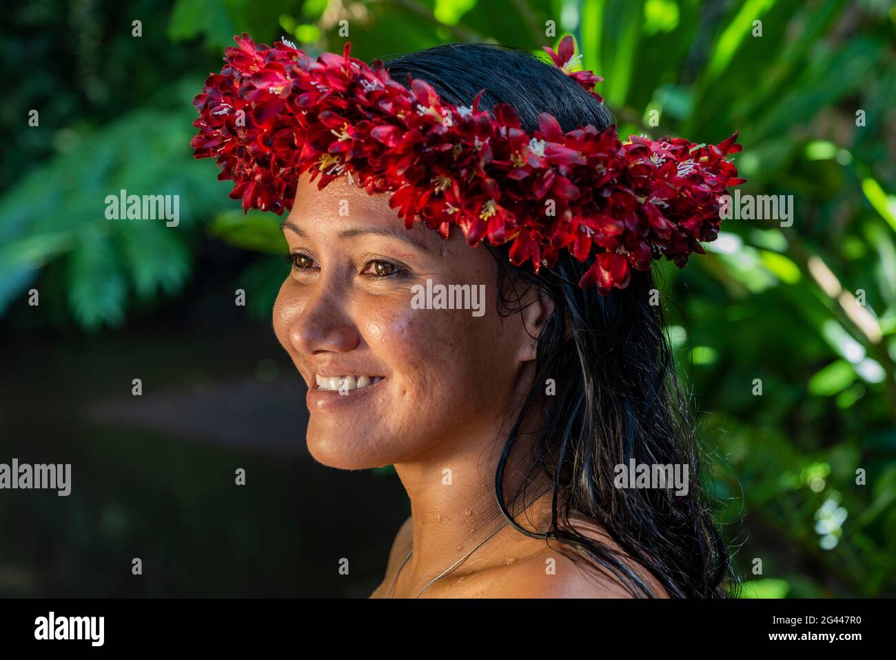 Portrait d'une jeune femme tahitienne avec un headaddress de fleur dans 'les jardins d'eau de Vaipahi' Teva i Uta, Tahiti, Îles du vent, Polyn français Banque D'Images