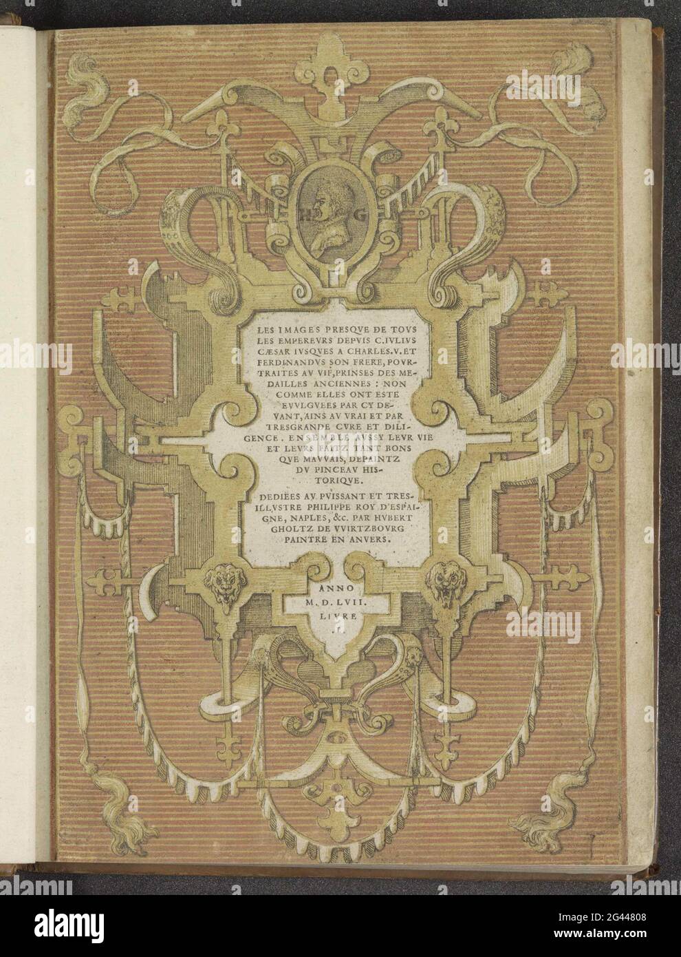 Cartouche avec dans le cadre photo le portrait d'Hubert Goltzius; les Images presse de tous les empereurs depuis C. Julius Caesar Justices a Charles .v. ET FERDINANDUS SON FRERE, POURTRAITES AU VIF, PRINCESSE DES MÉDAILLES ANCIENNES: NON COMME ELLES DEVANTÉ EVULGUÉES PAR CY DEPUIS, AIN AU VRAI ET PAR TRESGRANDE CURE ET DILIGENCE. Ensemble ausy leur vie et leurs couleurs faitz tant que mauvais, depinz du inceau historique. Cartouche avec rôle et cadre de batterie. Au sommet d'un médaillon avec un buste dans le profil d'Hubert Goltzius, flanqué de ses initiales H et G. l'impression fait partie d'un livre abou Banque D'Images