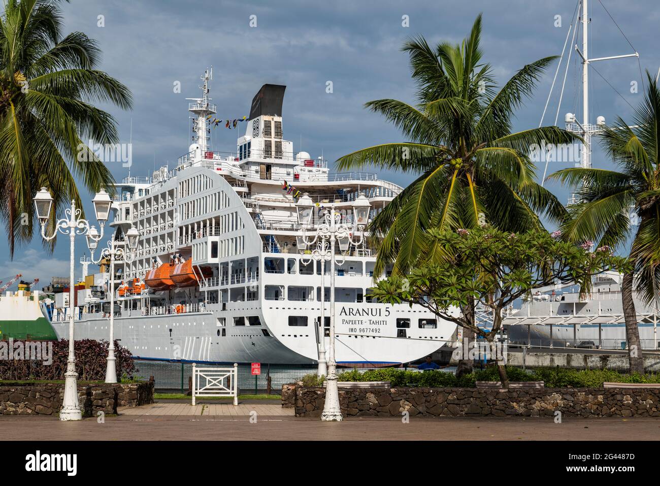 Palmiers sur la promenade du port et cargo de passagers Aranui 5 (Aranui  Cruises) sur la jetée, Papeete, Tahiti, les îles du vent, Polynésie  française Photo Stock - Alamy