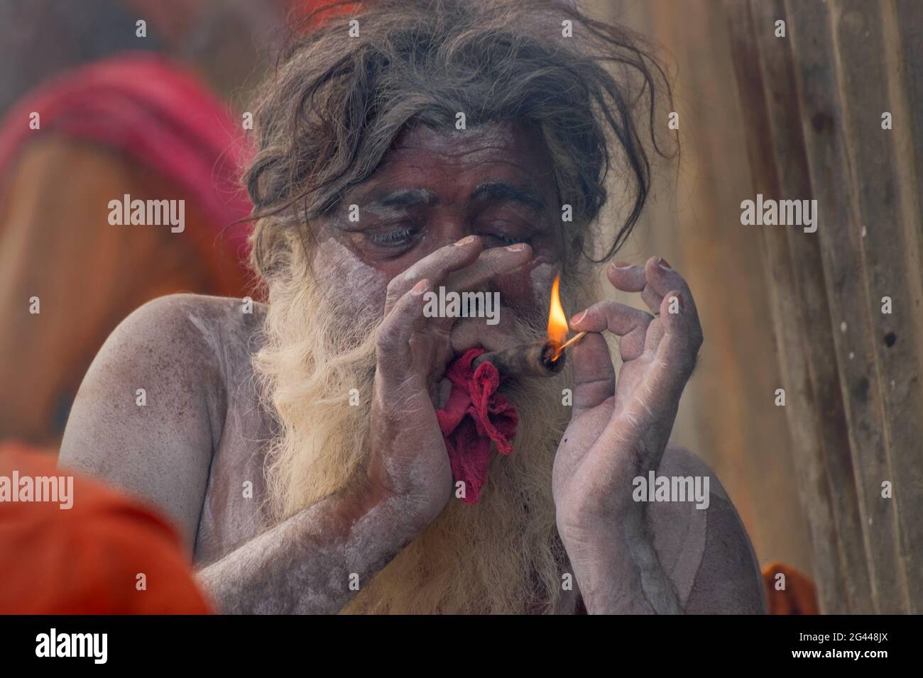 BABUGHAT, KOLKATA, BENGALE-OCCIDENTAL / INDE - 11 JANVIER 2015 : Hindu Sadhu fumer de la marijuana, localement appelé Ganja, une forme de canabis sativa . Banque D'Images