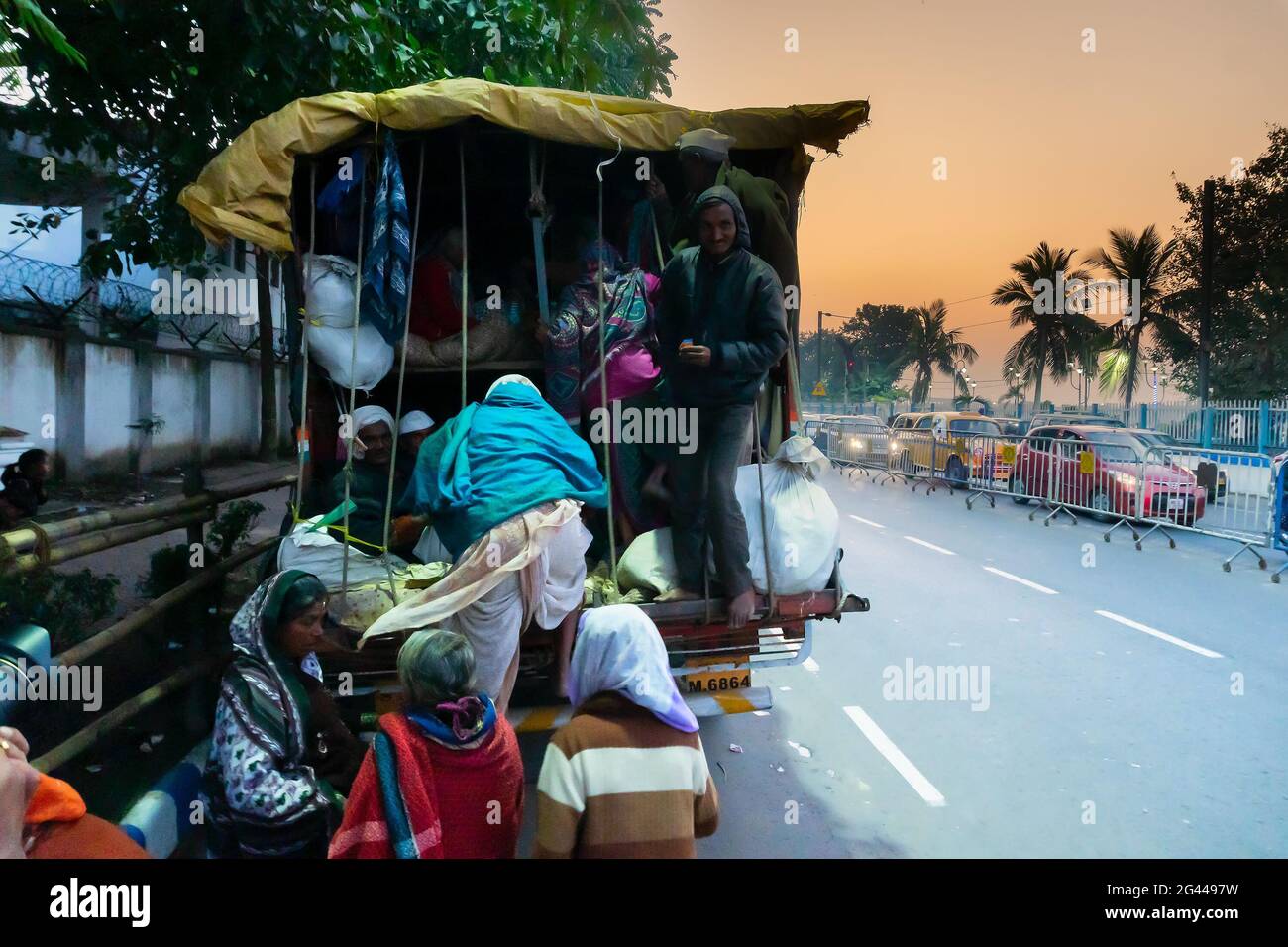 Kolkata, Bengale-Occidental, Inde - 12 janvier 2020 : des dévotés hindous se sont mis à un camion pour atteindre Gangasagar, tourné à Babughat, camp de transit de Gangasagar Banque D'Images