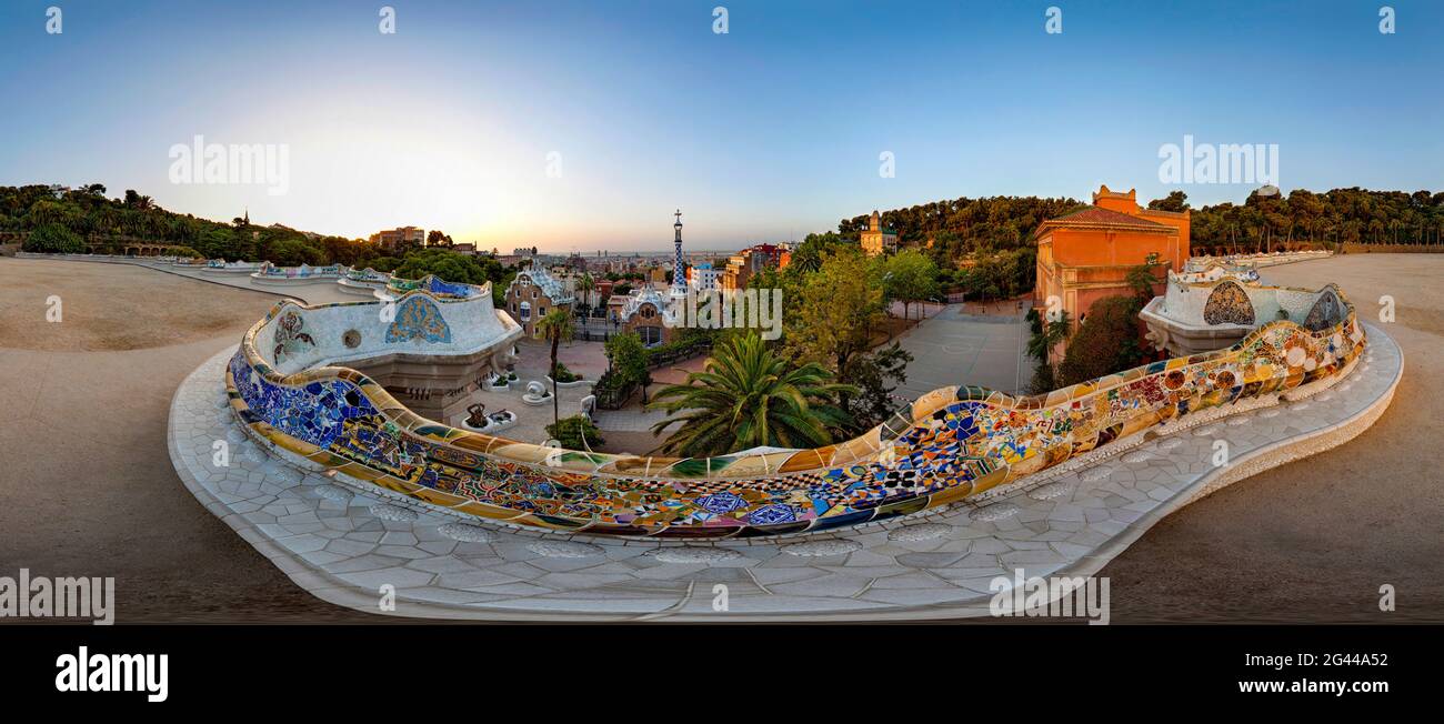 Vue panoramique équirectangulaire du Parc Guell, site classé au patrimoine mondial de l'UNESCO, Barcelone, Espagne Banque D'Images