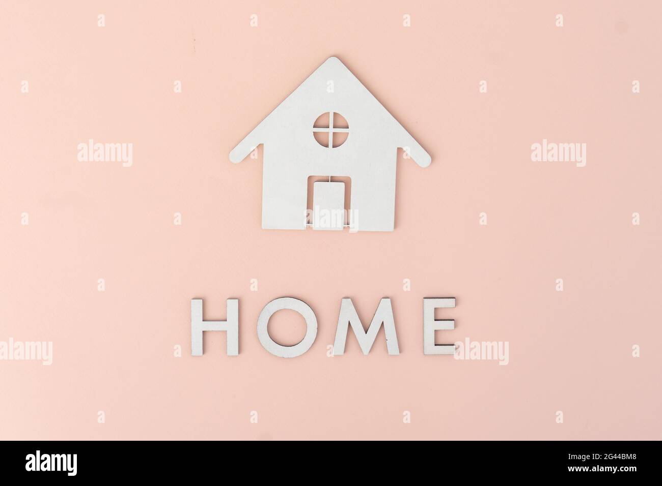 poser les lettres coupées et l'icône d'accueil à plat, vue du dessus sur la table Banque D'Images