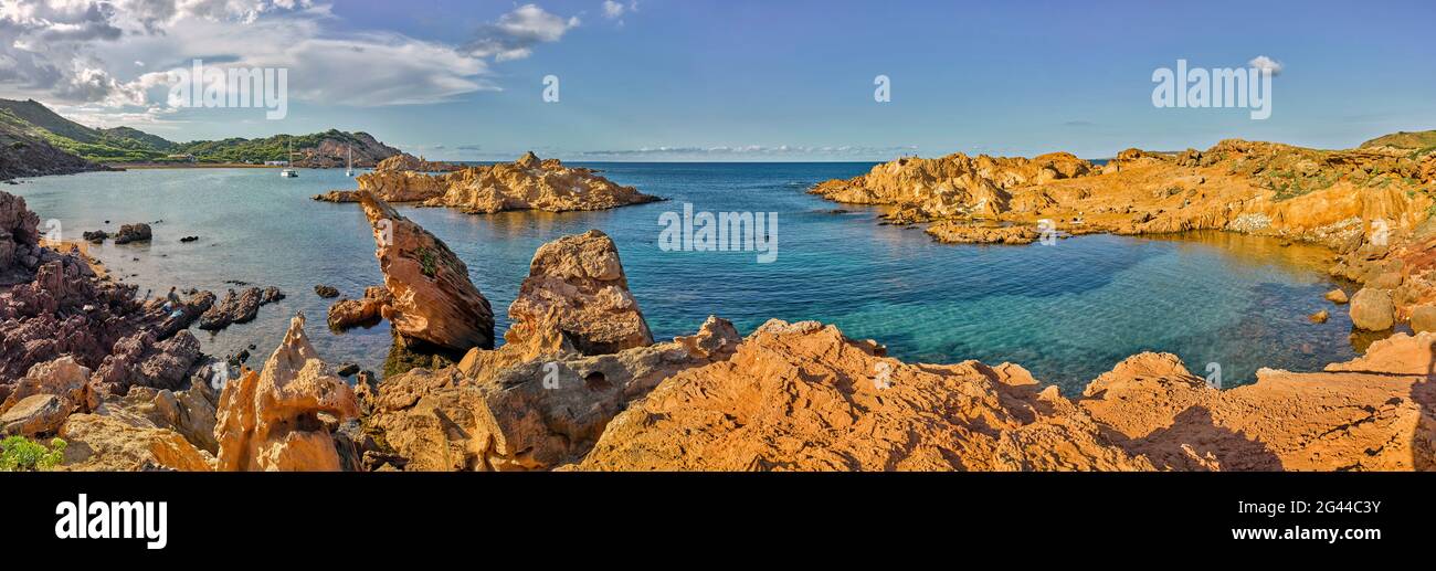 Paysage avec côte rocheuse et mer, Cala Pregonda, Minorque, Espagne Banque D'Images
