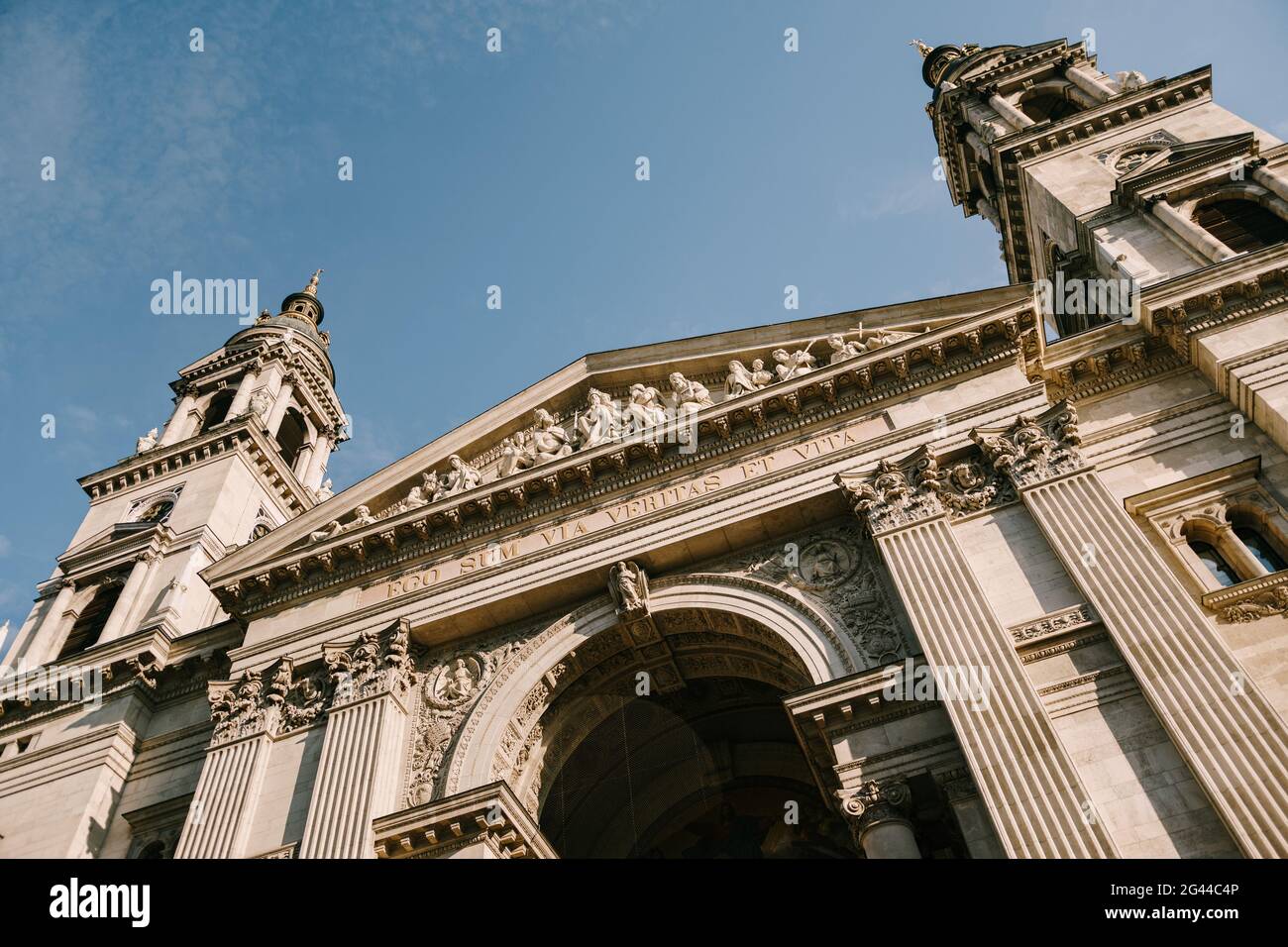 Entrée centrale à la basilique Saint-Étienne de Budapest, dans un ciel bleu Banque D'Images