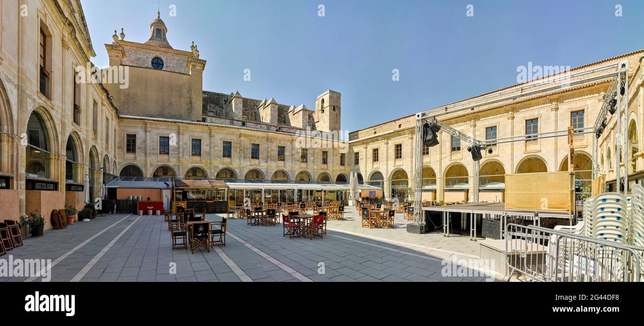 Cloître de l'église de Carme sous ciel bleu clair, Mahon, Minorque, Espagne Banque D'Images