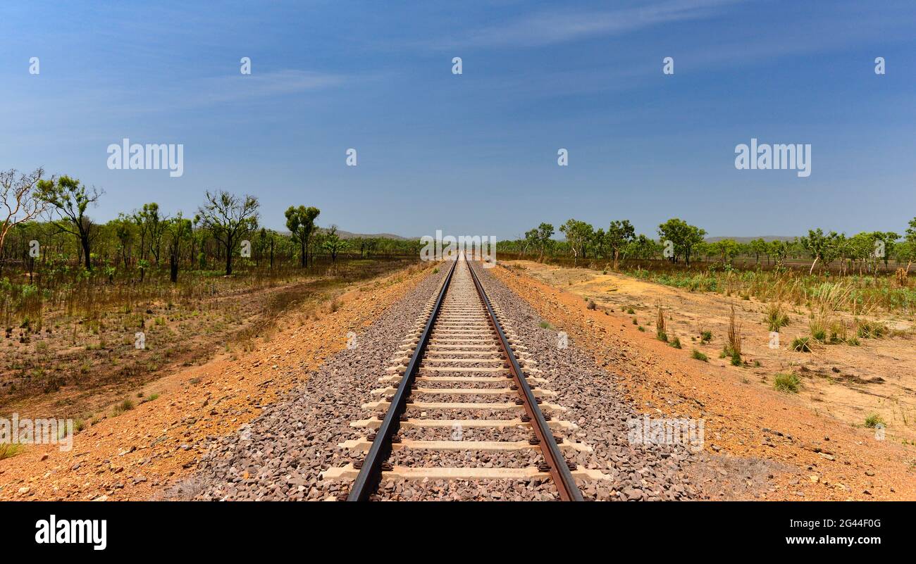 Chemin de fer sans fin et droit mort dans l'Outback, près de Pine Creek, territoire du Nord, Australie Banque D'Images