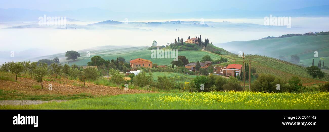 Paysage avec ferme sur des collines ondoyantes, San Quirico d'Orcia, Toscane, Italie Banque D'Images