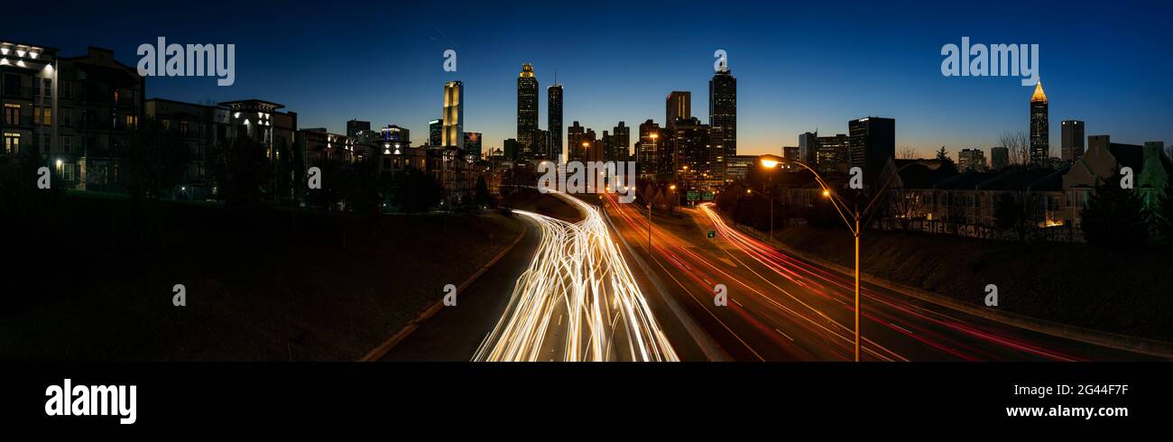 Prise de vue en exposition longue des gratte-ciel du centre-ville au crépuscule avec des pistes lumineuses, Atlanta, Géorgie, États-Unis Banque D'Images