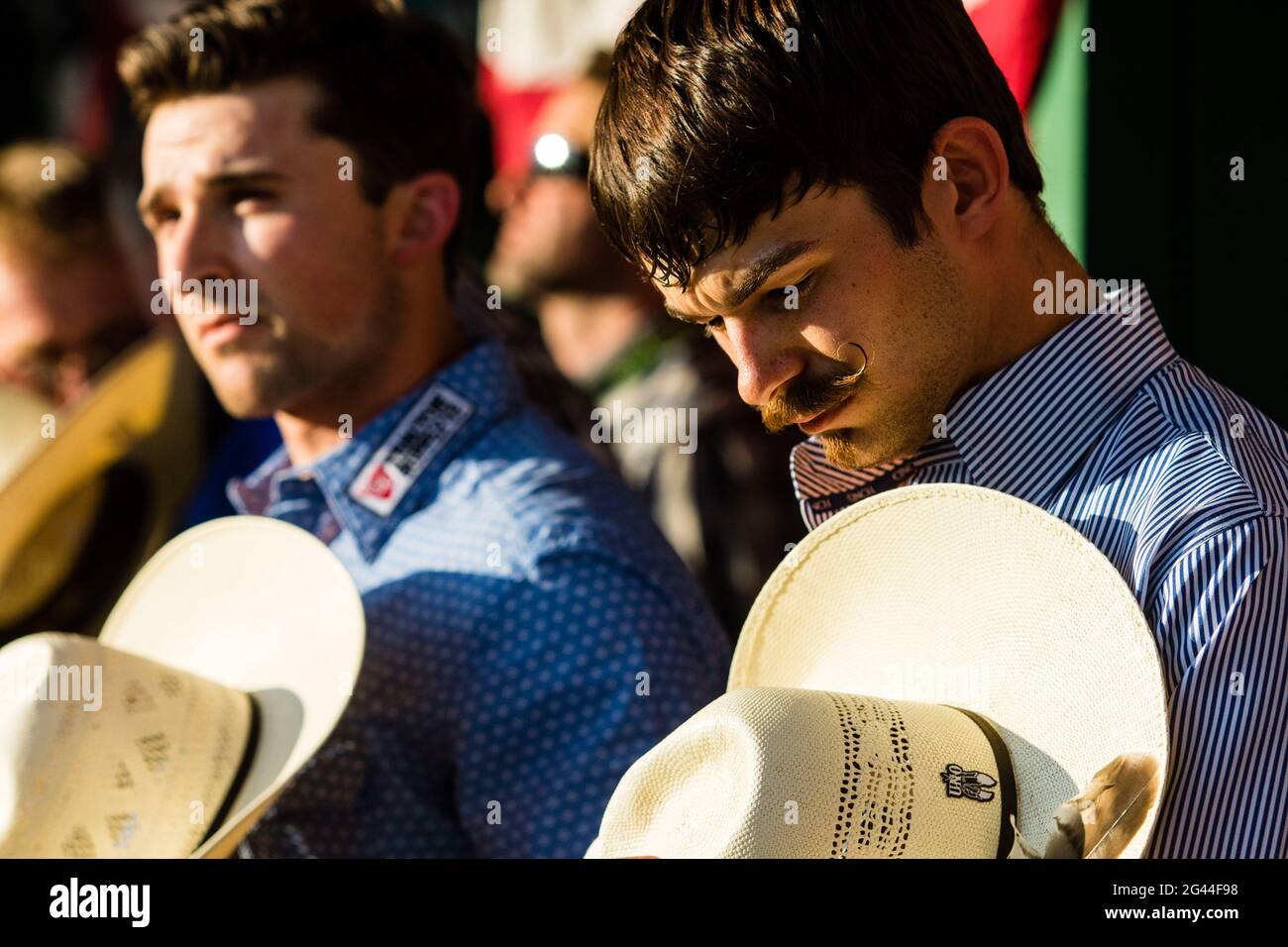 Reno, États-Unis. 17 juin 2021. Les participants au Rodeo Reno retirent  leur chapeau pour l'hymne national pendant l'événement. Le 102e Rodeo de  Reno a débuté avec l'événement PRCA Xtreme Bulls. Crédit :