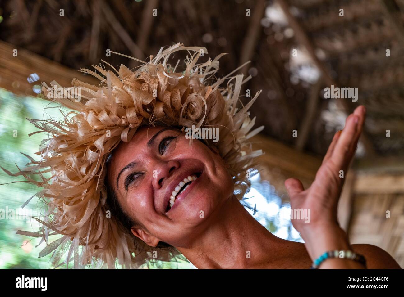 Bonne femme tahitienne lors d'un atelier d'immersion dans le village culturel ELK, Apootaata, Moorea, Iles du vent, Polynésie française, Pacifique Sud Banque D'Images