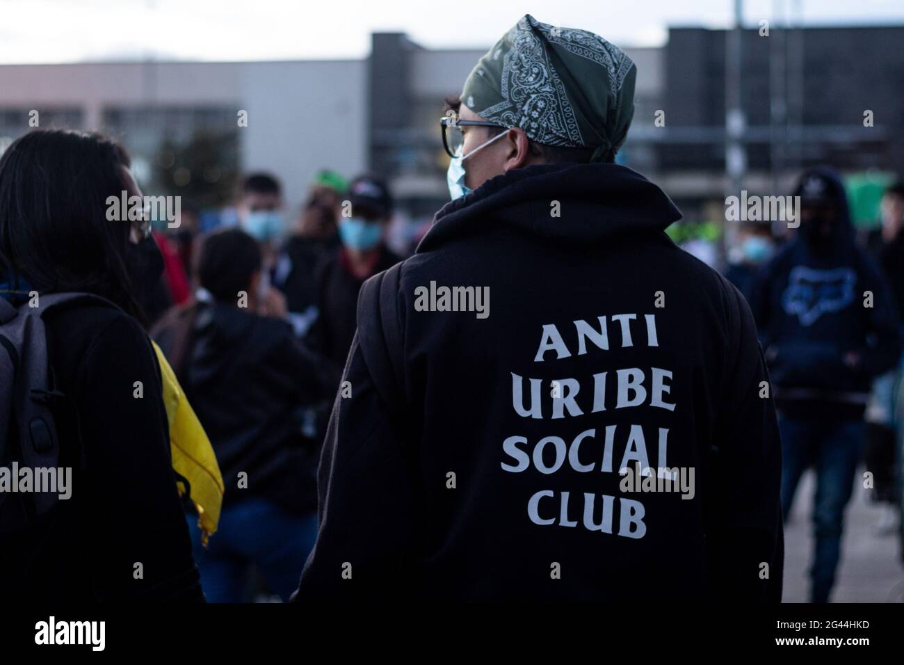 Bogota, Colombie. 17 juin 2021. Un homme porte un sweat à capuche représentant l'ancien président Alvaro Uribe Velez qui lit « Ant Uribe social Club » comme des actes culturels et des manifestations se sont intensifiés plus tard dans la nuit à des affrontements entre manifestants et la police anti-émeute de Colombie (ESMAD), une protestation admiste contre le gouvernement contre le président Ivan Duque, le 17 juin 2021 à Bogota, en Colombie. Crédit : long Visual Press/Alamy Live News Banque D'Images